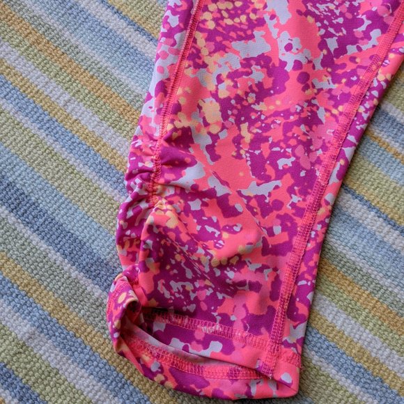 ⭐ Old Navy active pink print cropped pants large - Picture 2 of 8